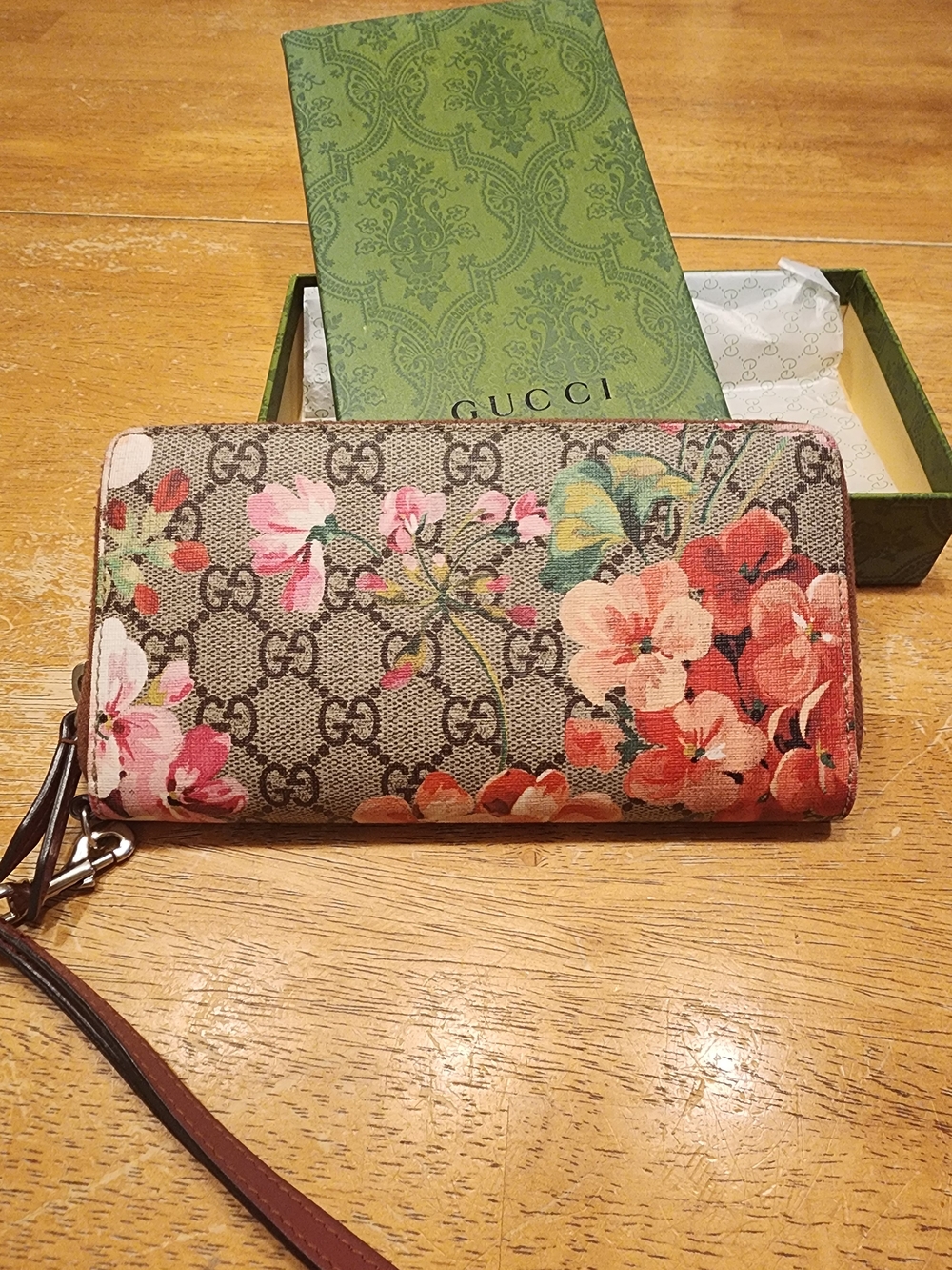 Gucci GG Supreme Blooms zip-around wristlet wallet featuring the signature mono